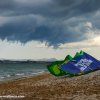 Thumb Picture: Kite liegt am Strand unter wolken