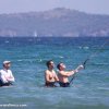 Thumb Picture: Kitelehrer überwacht Flugübungen der Kiteschüler im Wasser