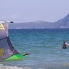 Thumb Picture: Kite liegt im Wasser und Schüler versuchen es unter Anleitung zu relaunchen