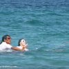 Thumb Picture: Kitelehrer mit Schülerin lassen sich vom Kite durchs Wasser ziehen