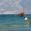 Thumb Picture: Ein Mann, der mit einem Kiteboard über das Wasser springt, ohne dass er die Haken entfernt.