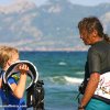 Thumb Picture: Ein Kind spricht mit einem Mann vor dem Meer.