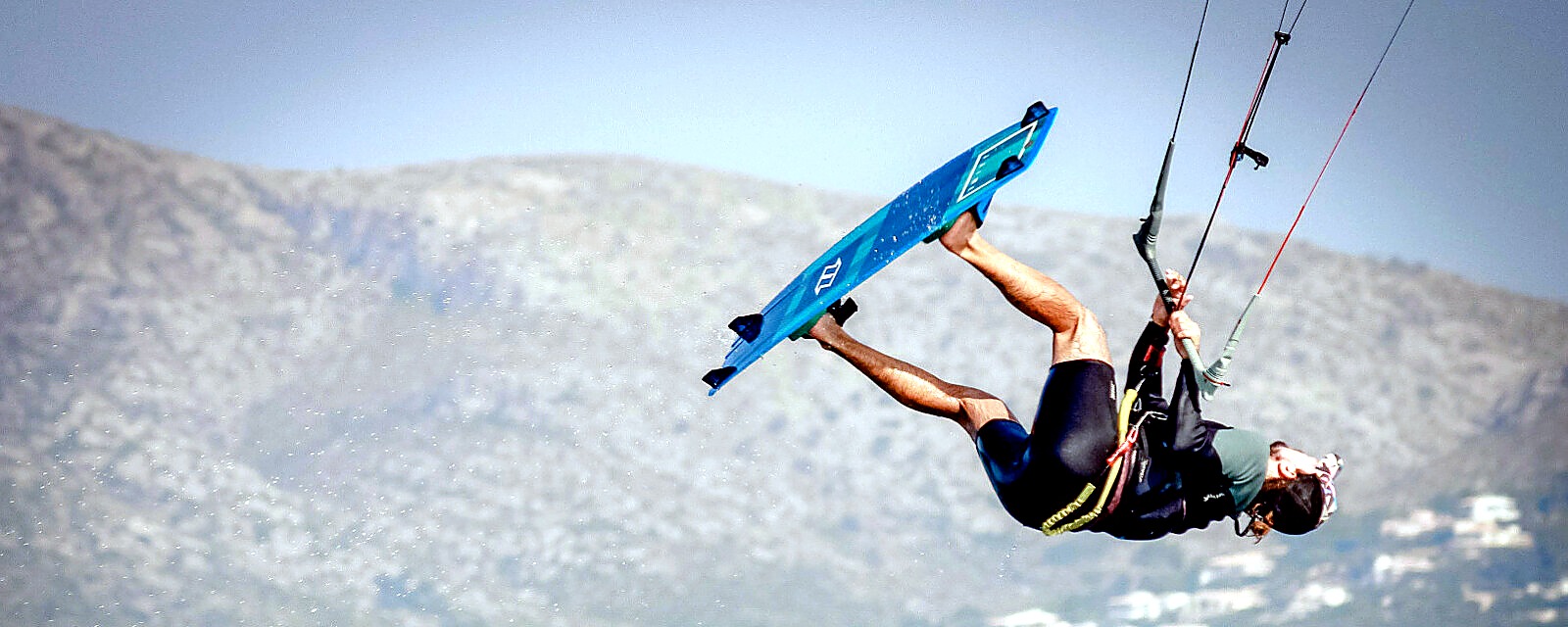 kitesurfer im rückwärtssprung über das wasser