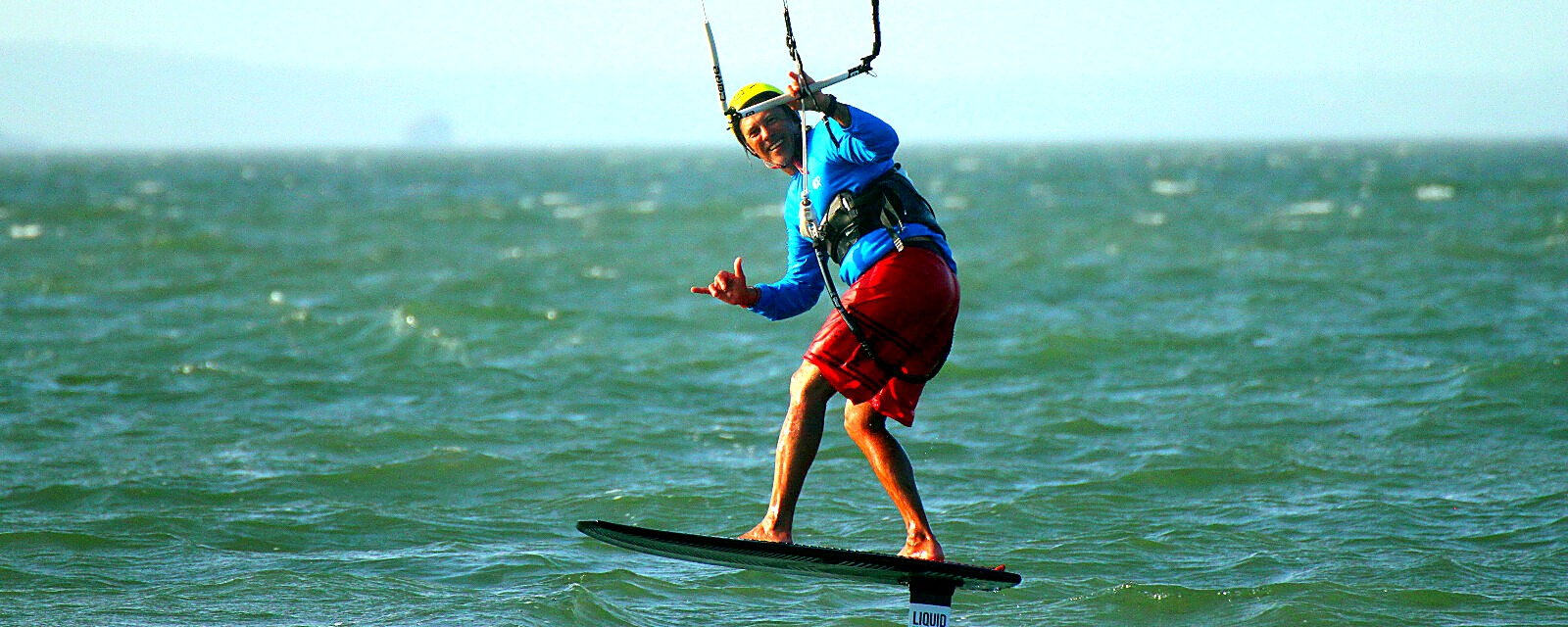 kitesurfer auf einem hydrofoil über das Wasser