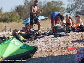 Some stundent have a lot of talent an learn kitesurfing in one day Stundent preparing for his next course