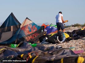 The kites from Liquid force are great for kitesurfing Evo from North and Envy from Liquid Force are prepared on the beach