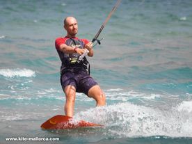 Kitesurfing with a big board for light wind Big, flat and wide boards help to get riding with low wind