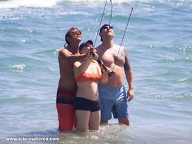 Beginners need sun glasses to look to the kite in the sky Sun glasses are required for beginners' lessons