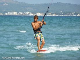 Gerhard riding in a light breeze Low wind needs a very good kite handling and board technique