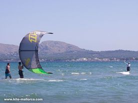 Training to launch a kite Signals are used to communicate on the water