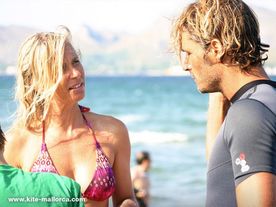 A couple talking next to each other about kitesurfing